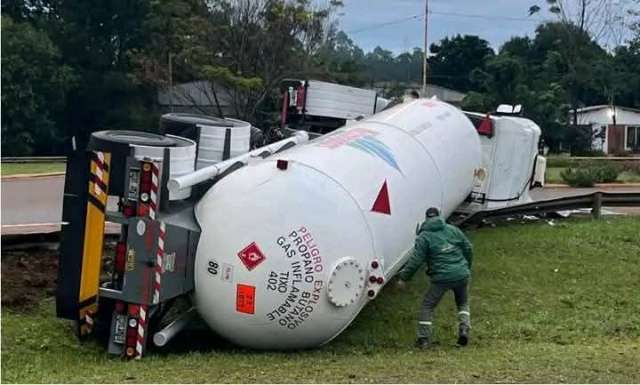Un camión cisterna cargado con gas propano butano protagonizó un vuelco en la #RN14,